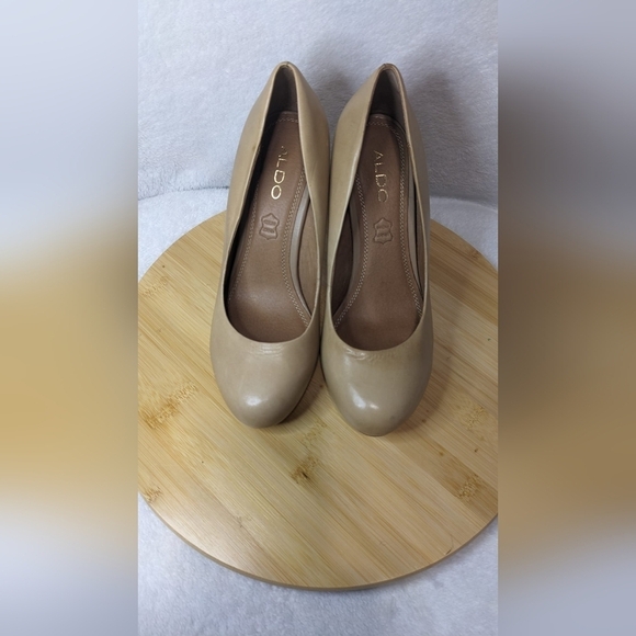 ALDO WOMEN'S SIZE 37 US SIZE 6 PATENT LEATHER BEIGE ROUND TOE 4" HEEL PUMPS - Picture 1 of 11